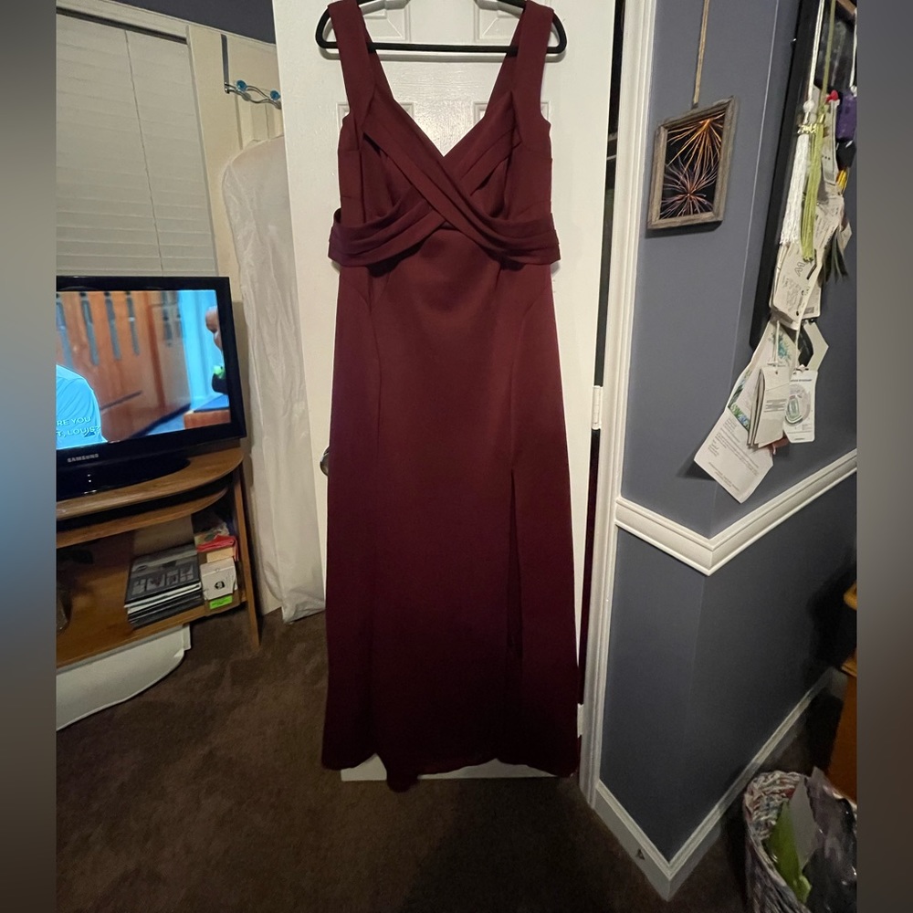 Maroon Floorlength Dress w/ thigh slit - size 2x